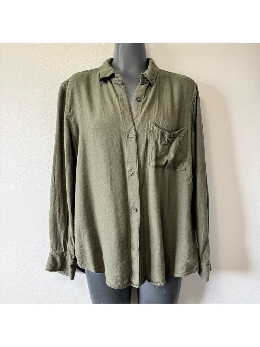 Aritzia x Talula Green Button Down Shirt Relaxed Fit. Size Medium